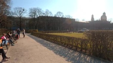 20 Mart 2022. Münih, Almanya. Münih Konağı Bahçesi, Münih Hofgarten 'deki Diana Tapınağı. İnsanlar parkta rahatlar, Dianatempel im Muenchner Hofgarten, Deutschland 'da baharın güneşli gününün tadını çıkarırlar.. 