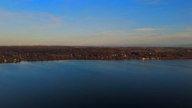Starnberg Gölü ya da Starnberger See 'nin havadan görünüşü, Wurm Gölü ya da Wurmsee Almanya' nın baharda en büyük ikinci tatlı su kütlesi, güneşli hava. Luftaufnahme Bayerisches Alpenvorland Bakınız. 
