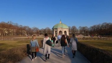 20 Mart 2022. Münih, Almanya. Münih Konağı Bahçesi, Münih Hofgarten 'deki Diana Tapınağı. İnsanlar parkta rahatlar, Dianatempel im Muenchner Hofgarten, Deutschland 'da baharın güneşli gününün tadını çıkarırlar.. 