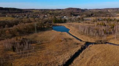 Starnberg 'den Leutstetten' a kadar Wurm Nehri 'nin üst kısmının havadan görüntüsü. Leutstettener Moos doğa rezervi, Almanya 'nın Yukarı Bavyera eyaletinde yer alan bir şehirdir.. 