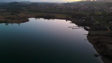Chiemsee Gölü, Bavyera, Almanya 'da Rosenheim ve Prien am Chiemsee yakınlarında yer alır. Günbatımında hava ilkbahar manzarası, Bayerisches Meer olarak bilinen Chiemgau bölgesinin güzelliğini gözler önüne seriyor. Alpenvorland