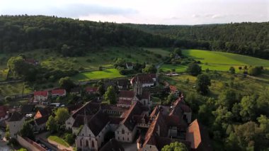 Bebenhausen Manastırı ve Saray 'ın hava manzarası, Güney Almanya' da dinsel ve kraliyet mimarisinin sakin bir topluluğu, yazın Almanya 'nın Tuebingen kentinin kuzeyinde yer alan Schoenbuch Ormanı' nda yer alıyor.. 