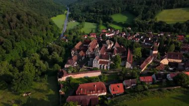 Bromberg Tepesi 'ndeki gür ormanlarda Bebenhausen Manastırı ve Kalesi' ndeki İHA görüntülerinde ortaçağ duvarları, kilise ve Güney Almanya 'daki barok mimari sergileniyor. Kloster ve Schloss Bebenhausen. 