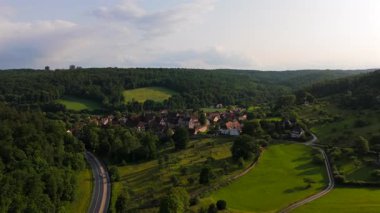 Kloster ve Schloss Bebenhausen, Ortaçağ Kilise Manastırı ve Tuebingen yakınlarındaki Schoenbuch Ormanı 'ndaki eski kraliyet şatosu, Baden-Wuerttemberg, Almanya. Abbatia Bebenhusa Luftbild. 