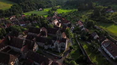 Kloster Bebenhausen ve Schoenbuch ormanındaki ortaçağ yaylası üzerine inşa edilen komşu Schloss 'un bulunduğu hava manzarası, Almanya' nın Tebingen kenti yakınlarındaki barış dolu yeşil manzarayla çevrilidir.. 