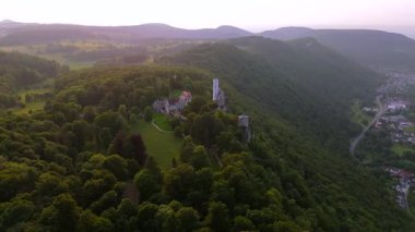 Lichtenstein Kalesi 'nin hava manzarası, Schloss Lichtenstein Swabian Jura, Honau, Baden-Wuerttemberg, Almanya. Gün batımında İHA tarafından yakalandı. Swabian Alplerinde bir uçurumda masal kalesi. 
