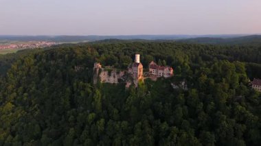 Güney Almanya 'daki Lichtenstein Kalesi' nin panoramik drone görüntüsü. Romantik 19. yüzyıl mimarisi, yemyeşil bir dağ sırtına kurulmuş. Luftaufnahme Schloss Lichtenstein Wuerttemberg. 