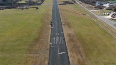 Münih, Almanya Landschaftspark Hachinger Tal. Fliegerhorst Neubiberg ist ein ehemaliger Fliegerhorst in Suden von Munchen. Flugplatz Munchen Sud Luftaufnahme. Park Münih 'te kapalı bir havaalanı. Pist. 