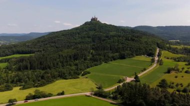 Drohnenaufnahme: Burg Hohenzollern auf dem 855 m hohen Hohenzollernberg bei Bisingen in der Schwaebischen Alb. Geberin ey neugotische Festung savaş esaslı Sitz des Hauses Hohenzollern.