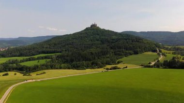 Almanya 'nın Bisingen yakınlarındaki Hohenzollern Kalesi' nin insansız hava aracı havalimanı, Swabian Jura Dağları 'nın önde gelen tepelerinden Hohenzollern Dağı' nın ormanlık tepesinde neo-gotik tasarımını gösteriyor..