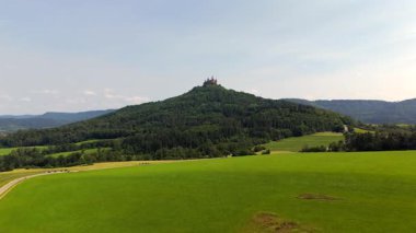 Hohenzollern Kalesi 'nin havadan görünüşü, Almanya' nın Baden-Wuerttemberg kentinde 855 metrelik bir dağa tünemişti. Yeşiller ve sık ormanlarla çevrili görkemli bir tepe kalesi.
