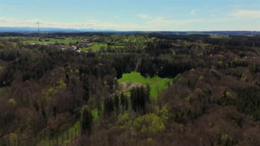 Grafing, Bayern, Deutschland 'dan Gruene Huegelwiese, mit der Mariensaeule auf dem Gipfel. Ein stiller Ort zum Wandern, Entspannen und Geniessen der bayerischen Landschaft