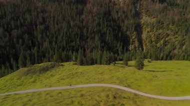 Almanya, Bavyera 'da Valepp Vadisi' nde bisiklet turu yapan bisikletçinin hava görüntüsü. Schlierseer ve Mangfall Dağları tarafından çevrelenmiş bu sonbahar gezisi macera ve keşifleri simgeliyor.. 