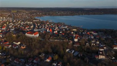Luftaufnahme der Innenstadt von Starnberg, Deutschland Bayern und Starnberger See und Hauptattraktionen Schlossgarten und Schloss Starnberg, Pfarrkirche St. Josef auf dem Schlossberg. Berg Sarayı. 