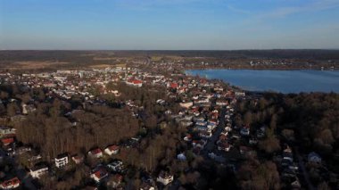 Luftaufnahme der Innenstadt von Starnberg, Deutschland Bayern und Starnberger See und Hauptattraktionen Schlossgarten und Schloss Starnberg, Pfarrkirche St. Josef auf dem Schlossberg. Berg Sarayı. 