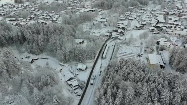 Zugspitze Demiryolu, Grainau İstasyonu ve Bavyera Alpleri 'nin karlı hava manzarası. Almanya 'da kış manzarası doğanın, mühendisliğin ve maceranın mükemmel bir karışımı. Bayerische Zugspitzbahn Luftaufnahme Kışı