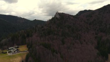 Riedersteinkapelle uber Tegernsee. Riederstein şapeli Almanya 'da Bavyera' da Tegernsee Gölü 'nün tepesindeki küçük neo-gotik kilise. Alplerdeki uçurumun kenarındaki küçük beyaz kilise. Hava görüntüsü Riederstein Kapelle. 