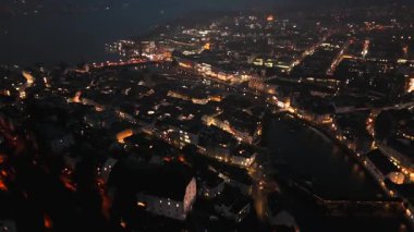 Lucerne, İsviçre, Luzern, Schweiz, aydınlık sokaklar, tarihi mimari, Reuss Nehri ve Lucerne Gölü 'nün hava gece manzarası, hepsi sisli şehir manzarasıyla çevrili.. 