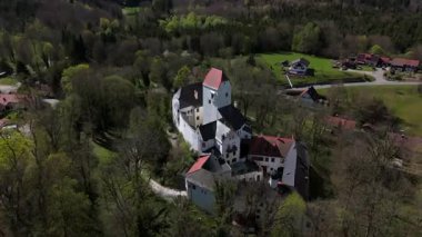 Schloss Elkofen 'in hava manzarası, Burg Elkofen olarak da bilinir, Schloss Elkhofen, Grafing bei Muenchen, Almanya yakınlarında. Bavyera kırsalında yeşil tarlalarla çevrili bir ortaçağ kalesi.. 