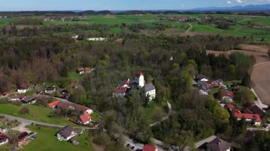 Schloss Elkofen 'in hava manzarası, Burg Elkofen olarak da bilinir, Schloss Elkhofen, Grafing bei Muenchen, Almanya yakınlarında. Bavyera kırsalında yeşil tarlalarla çevrili bir ortaçağ kalesi.. 