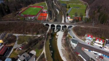 Traunsteiner Viadukt Eisenbahnbruecke der Bahnstrecke Rosenheim - Salzburg. Hoechste Bruecke der Bayerischen Maximiliansbahn und gilt als Wahrzeichen Traunsteins. Luftaufnahme, Deutschland, Bayern. 