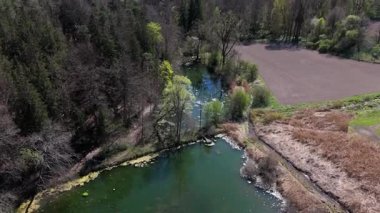 Luftaufnahme Spiegelweiher ve Almanya 'nın Bavyera kentindeki göletler, Grafing bei Munchen. Işıldayan gölleri, sakin yolları ve Güney Almanya 'da gelişen doğası olan manzaralı bahar manzarası.