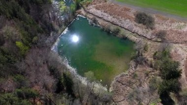 Luftaufnahme Spiegelweiher ve Almanya 'nın Bavyera kentindeki göletler, Grafing bei Munchen. Işıldayan gölleri, sakin yolları ve Güney Almanya 'da gelişen doğası olan manzaralı bahar manzarası.