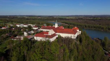 Luftbildaufnahme Kloster Attel bei Wasserburg mit Michaelskirche gehort zu den altesten Kultstatten des weiten Umkreises Wasserburg am Inn, Almanya, Bavyera. Barok mimarisi, bahar manzarası. 