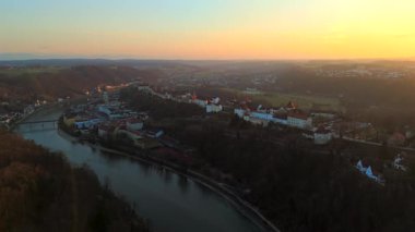 Luftaufnahme von Burghausen, Bayern, Deutschland mit langsten Burg der Welt auf Hugel, Salzach, Lindacher Brucke, Historischen Stadtplatz und malerischen Altstadt. Burghausen, Bavyera 'nın hava manzarası. 