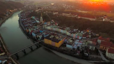 Luftaufnahme von Burghausen, Bayern, Deutschland mit langsten Burg der Welt auf Hugel, Salzach, Lindacher Brucke, Historischen Stadtplatz und malerischen Altstadt. Burghausen, Bavyera 'nın hava manzarası. 