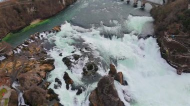 Neuhausen am Rheinfall Schaffhausen ve Laufen-Uhwiesen Zürih Kantonu arasındaki İsviçre 'deki Avrupa' nın en güçlü şelalelerinden biri olan Rheinfall 'un hava manzarası. Seyahat görüntüleri için mükemmel.. 
