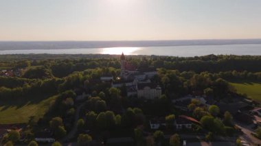 Kloster Andechs 'in Yukarı Bavyera, Almanya' daki Kutsal Dağ 'daki insansız hava aracı görüntüleri. Manastır manzarası, barok kilisesi, Ammersee Gölü ve Münih yakınlarındaki yeşil kırsal bölge. Luftbild Heilige Berg. 