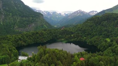 Almanya, Bavyera 'da Freibergsee ve Heini-Klopfer- Schkiflugschanze' nin insansız hava aracı görüşleri. Dağlar ve ormanlarla çevrili bu el değmemiş göl ve ünlü kayakla atlama alanı havadan görülebilir. Oberstdorf. 