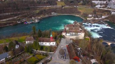 Schloss Laufen, Rheinbruecke bei Laufen ve Rhine Falls, Neuhausen am Rheinfall, Kanton Schaffhausen, İsviçre üzerindeki insansız hava aracı görüntüleri. İsviçre 'nin ünlü bir simgesi ve turizm merkezi.