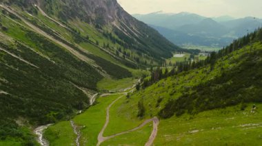 Oberstdorf, Bavyera yakınlarındaki Nebelhorn zirvesine giden Faltenbach deresi boyunca yürüyüş yolu. Luftbildaufnahme Allgaeu Alpleri 'nden nefes kesici dağ manzaralı, nefes kesici bir dağ yolu.. 