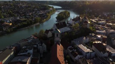 Luftaufnahme von Schloss Wasserburg und der Burgkirche St. Aegidius Wasserburg am Inn, Bayern, Deutschland. Die Burg thront auf dem Umlaufberg des Inns Uber tarihçisi Altstadt.. 