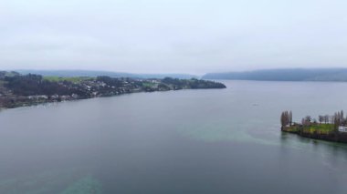 Vierwaldstaettersee, See in der Schweiz, Luzern Luftaufnahme im Herbst bei bewoelktem Wetter. Lac des Quatre-Cantons, Lago dei Quattro Cantoni, Lago di Lucerna, Lai dals Quatter Chantuns hava manzaralı 