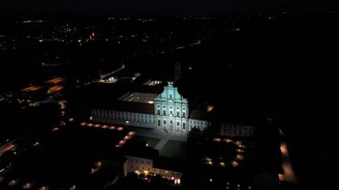 Almanya 'nın Münih yakınlarındaki tarihi Fuerstenfeld Manastırı Kampüs-Principis' in gece görüşü. Geç dönem barok kilise ve manastır binaları karanlık gökyüzüne karşı güzelce aydınlatılıyor.. 