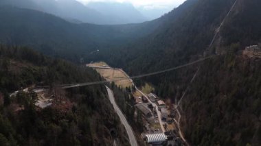 Avusturya Alpleri, Highline179 'dan Luftbildaufnahme. Bu yüksek irtifa asma köprüsü iki kale alanını birbirine bağlıyor ve Tyrol 'da nefes kesici manzaralar, tarih ve macera sunuyor. Reutte 'de Burg Ehrenberg