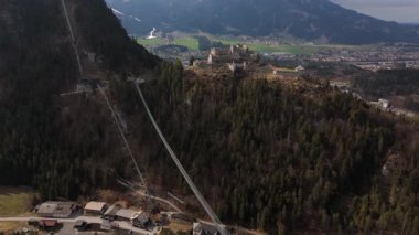 Luftaufnahme Highline179 bei Reutte, Tirol, Oesterreich. Haengebruecke zwischen Burgruine Ehrenberg ve Fort Claudia. Tarihsel Vurgulamalar ve Beliebte Sehenswuerdigkeit in Lechtaler Alpen. 