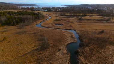 Starnberg 'den Leutstetten' a kadar Wurm Nehri 'nin üst kısmının havadan görüntüsü. Leutstettener Moos doğa rezervi, Almanya 'nın Yukarı Bavyera eyaletinde yer alan bir şehirdir.. 