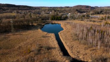 Oberlauf der Wuerm, von Starnberg bis Leutstetten Luftaufnahme. Leutstettener Moos ist Naturschutzgebiet auf Gebiet Ortsteils Leutstetten der Stadt Starnberg Oberbayern, Deutschland, Luftbild. 
