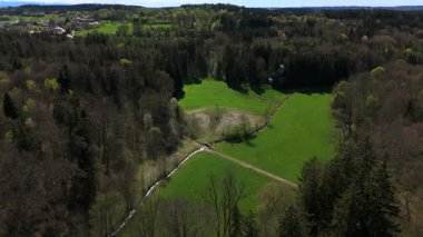 Grafing, Bavyera, Almanya 'da Mariensaeule anıtı gururla ayakta duran yeşil bir tepe çayırı. Barışçıl yürüyüş, panoramik manzara ve bozulmamış doğa için mükemmel..