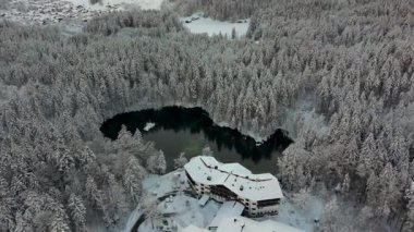 Grainau bei Garmisch-Partenkirchen 'de Badersee kleiner Bergsee, Deutschland Luftaufnahme im Winter. Greinau 'daki dağ gölü. Zümrüt yeşilinden kristal berrak su. Kışın hava manzarası.. 