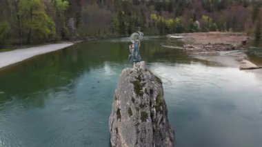 Georgenstein, Almanya 'nın Münih kenti yakınlarında, Isar Nehri' nde dramatik bir kaya parçası. Nehir kenarındaki patikanın altını çiz. Doğa yürüyüşü ve bisiklete binmek için mükemmel. Isarwanderung zum Georgenstein bei Grunwald. 
