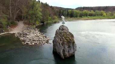 Luftbildaufnahme Georgenstein, meyveli Georgstein oder Georgenfels, ist grosser Felsblock im Flussbett der Isar ostlich Baierbrunn im Landkreis Muenchen, Deutschland im Fruehling. IsarWanderung.. 