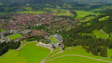 Allgaeu Alplerine kurulmuş Oberstdorf ve ORLEN Kayak Atlama Arena 'nın nefes kesici hava manzarası. Bu ünlü spor salonu ve pitoresk şehir turizm ve macera için en önemli noktalardır.. 