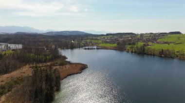 Schloss Hartmannsberg 'in manzaralı manzarası, Bavyera' da Schlosssee ve Langbuergner See arasında kurulu eski bir kale. Bad Endorf, Almanya yakınlarında tarihle doğanın büyüleyici bir karışımı.. 