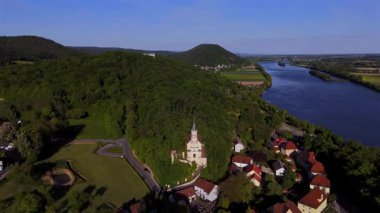 Donaustauf, Bavyera, Almanya 'daki St. Salvator Kilisesi' nin hava manzarası. Kirche St. Salvator aus Vogelperspektive bei sonnigem Wetter. Der Oberpfalz, Landkreis Regensburg 'da Luftbild Tarihçesi Denkmal' i anlatıyor. 