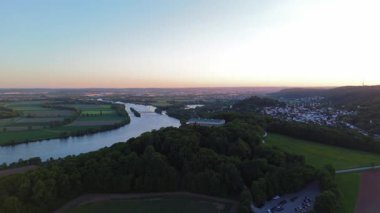 Almanya, Regensburg yakınlarındaki Braeuberg tepesindeki Walhalla anıtının günbatımı hava manzarası. Bu neoklasik tapınak Tuna Nehri 'ne bakıyor. Bavyera manzarası üzerinde altın saat ışığı parlıyor.. 
